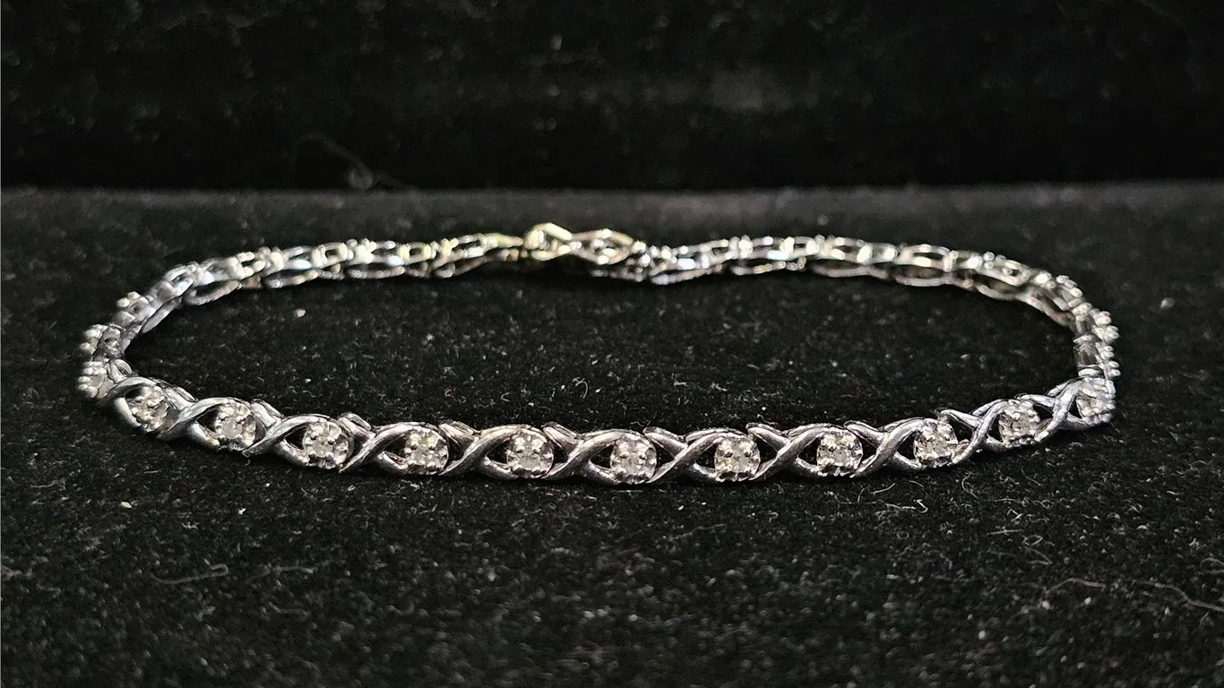 10KT WHITE GOLD DIAMOND LINK STYLE TENNIS BRACELET: 27 SINGLE CUT NATURAL DIAMONDS (APPROX. 0.33CTW)