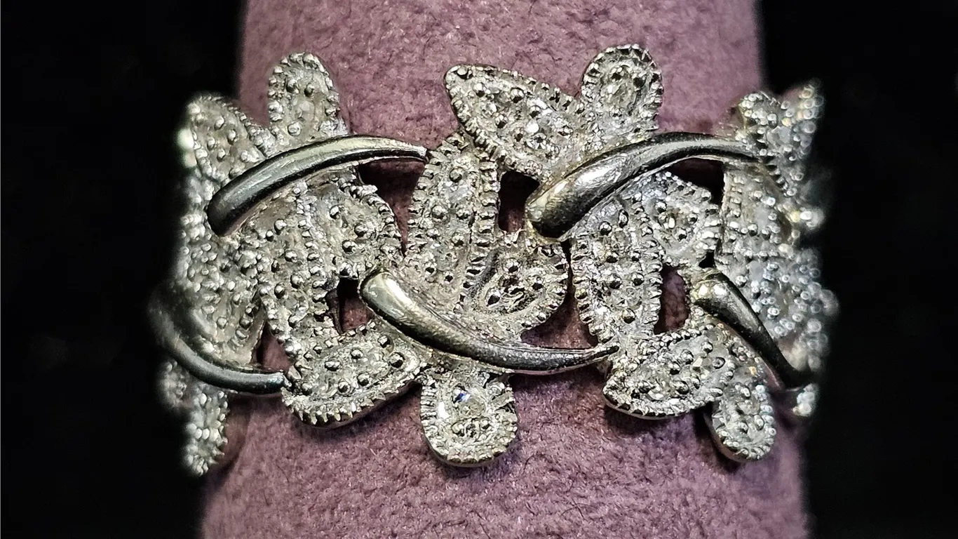 10KT WHITE GOLD DIAMOND BUTTERFLY & LEAF DESIGN BAND RING: SIZE 6.75