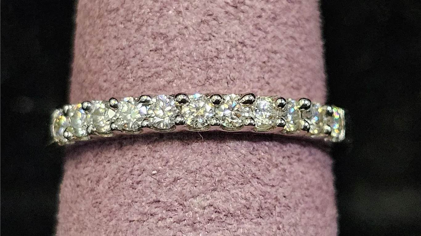 10KT WHITE GOLD BAND RING SET WITH 11 MOISSANITE LAB DIAMONDS: SIZE 7