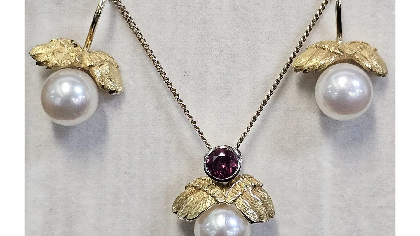 AKOYA PEARL PENDANT & EARRINGS SET: 18KT YELLOW GOLD & 14KT WHITE GOLD PEARL & GARNET PENDANT WITH