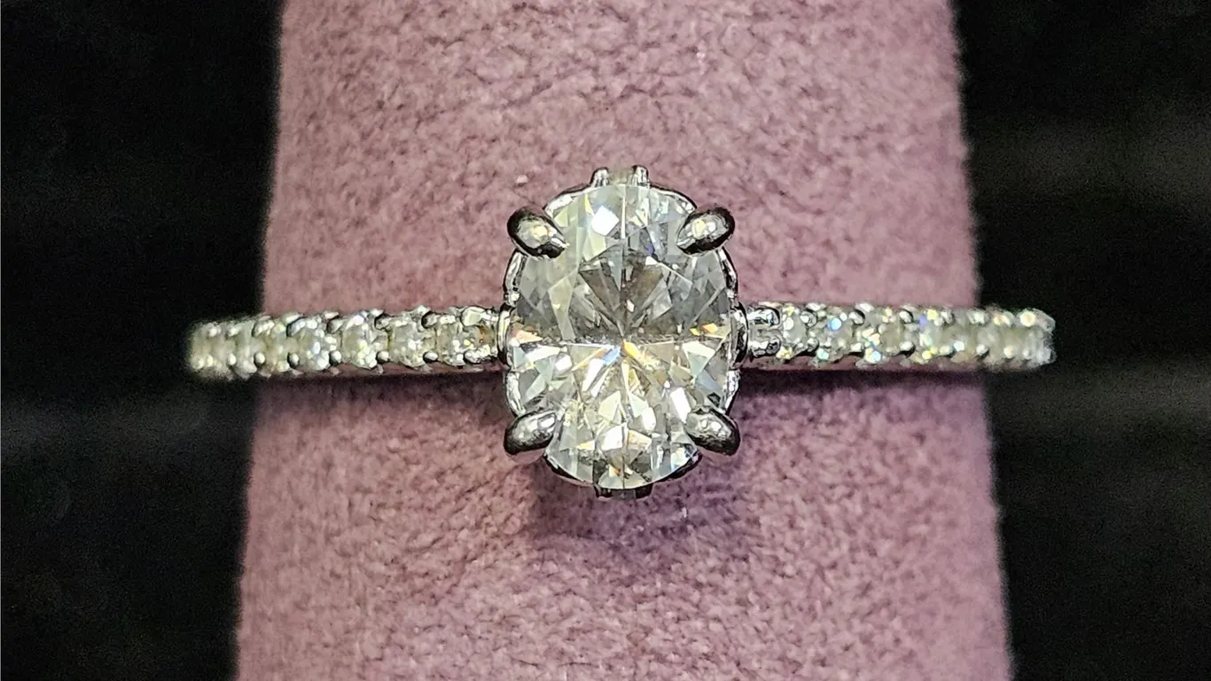 14KT WHITE GOLD RING SET WITH OVAL CUT MOISSANITE LAB DIAMOND WITH POUCH: SIZE 8