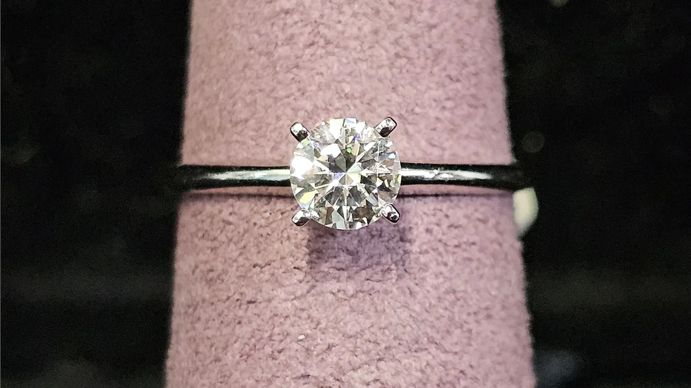 14KT WHITE GOLD SOLITAIRE MOISSANITE LAB DIAMOND RING: SIZE 5.75