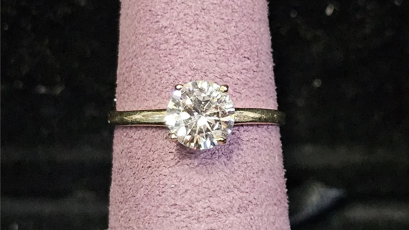 10KT YELLOW GOLD SOLITAIRE MOISSANITE LAB DIAMOND RING: SIZE 6