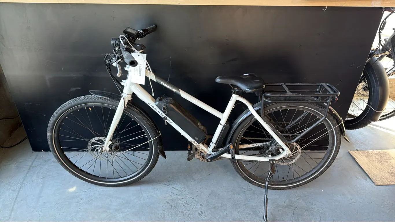 RAD POWER BIKES RADMISSION SINGLE-SPEED MID-STEP COMMUTER ELECTRIC BIKE WHITE GREY FINISH