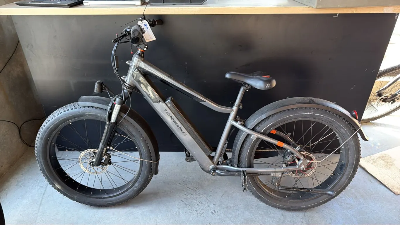 RAD POWER BIKES RADROVER PLUS 7-SPEED FRONT SUSPENSION OFF-ROAD FAT TIRE COMMUTER E-BIKE