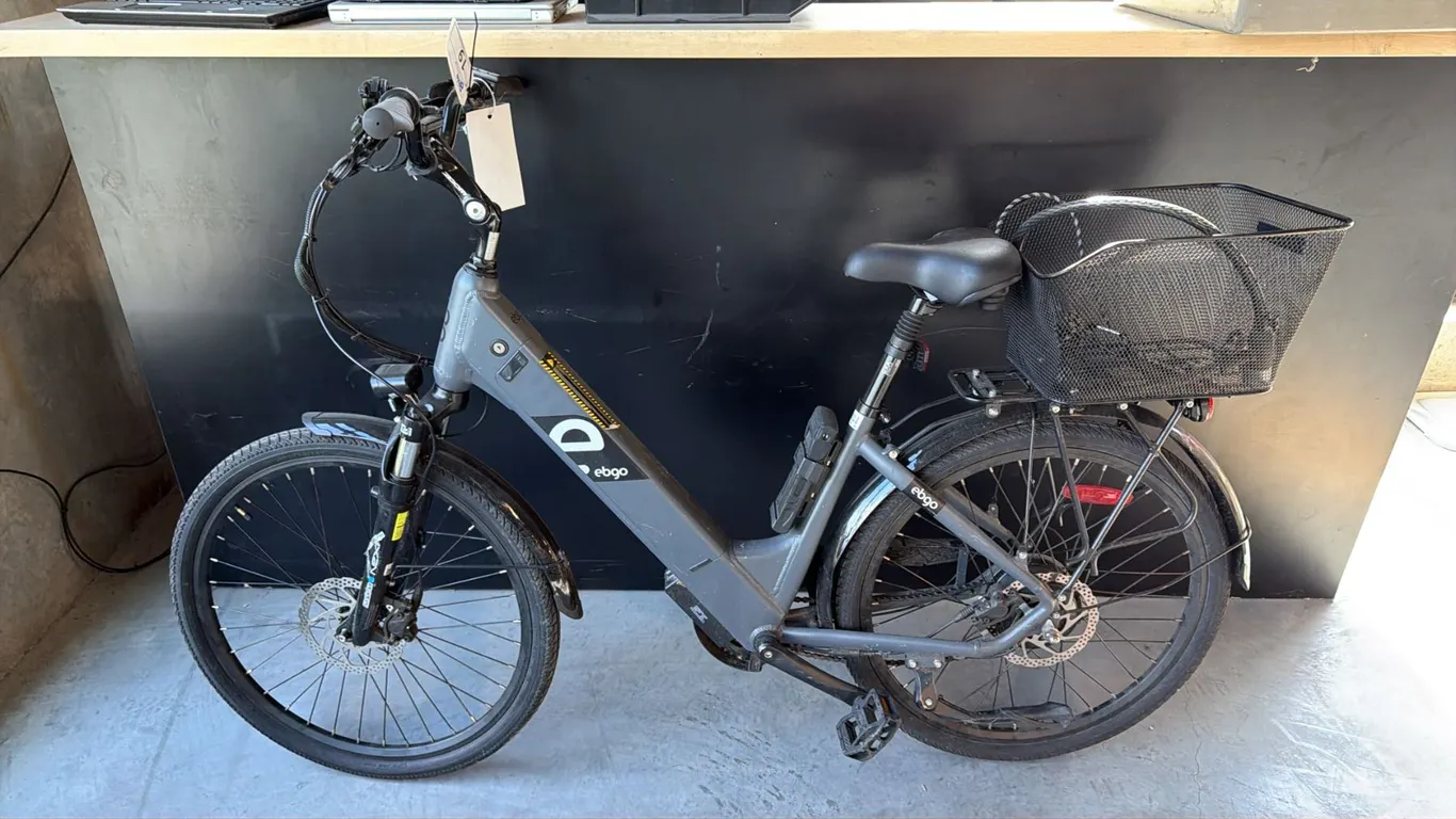 EBGO 7-SPEED FRONT SUSPENSION UTILITY E-BIKE DARK GREY CHASSIS COMMUTER BIKE - NO CHARGER/KEY