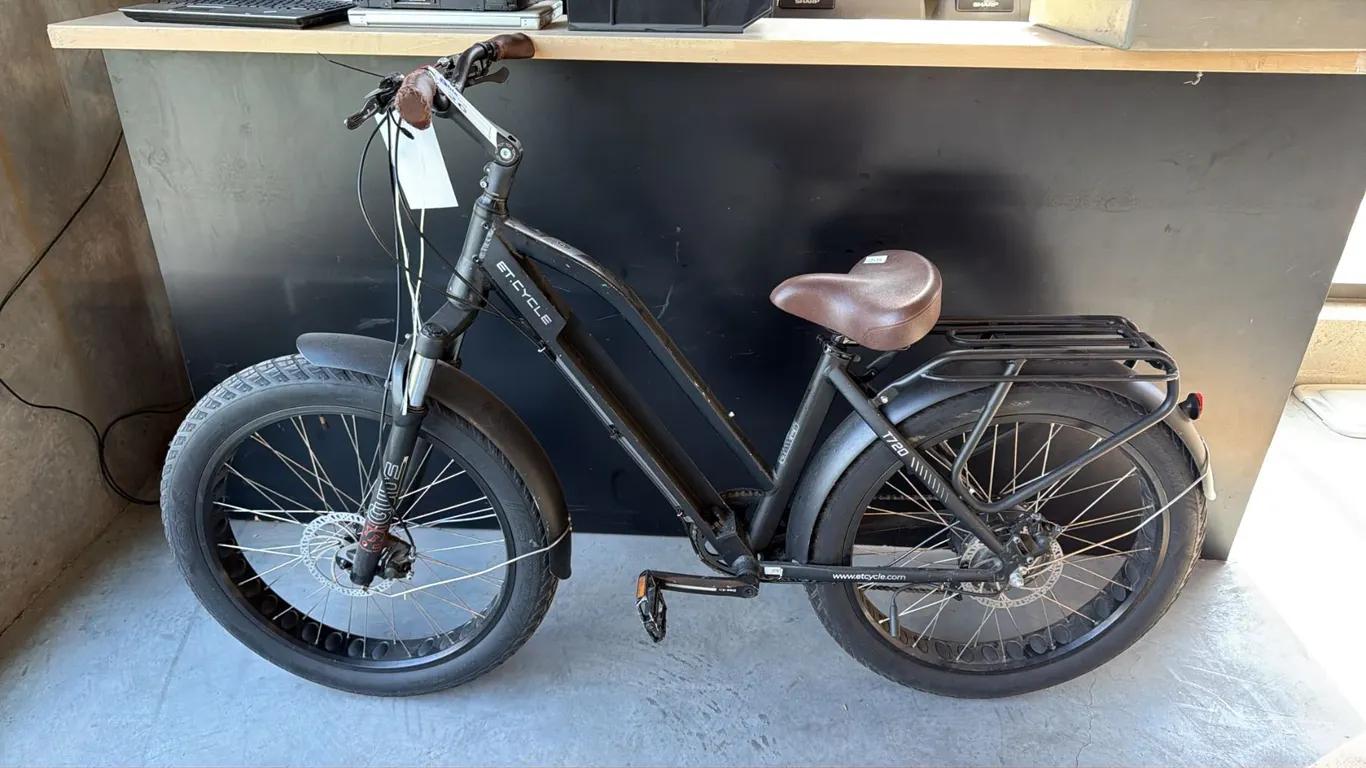 BLACK ET CYCLE T720 7-SPEED FRONT SUSPENSION FAT TIRE E-BIKE - NO CHARGER/KEY/BATTERY