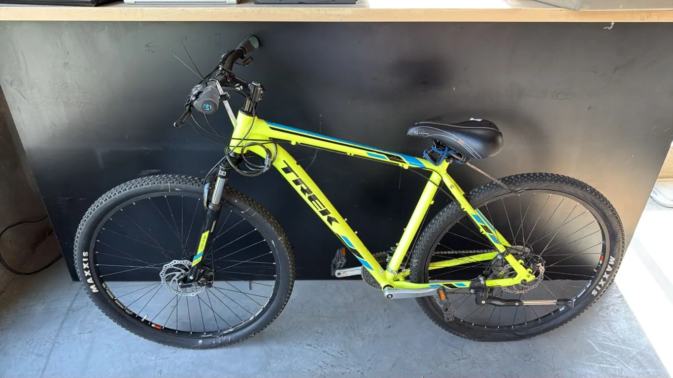 BRIGHT GREEN TREK MARLIN 5 ALPHA SILVER ALUMINUM 21-SPEED FRONT SUSPENSION MOUNTAIN BIKE