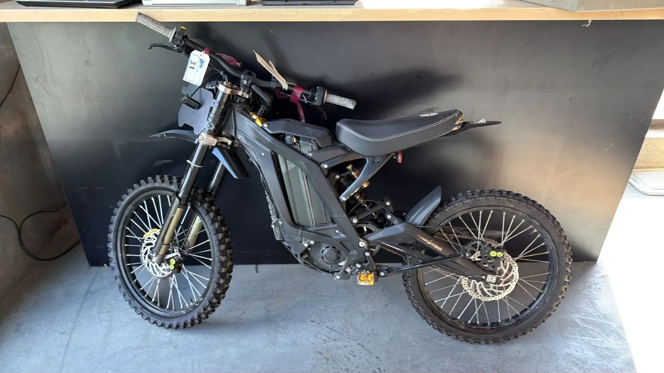 BLACK ARMADA COMMANDER SPORT-STYLE HEAVY-FRAME HIGH-OUTPUT ELECTRIC MOTORBIKE