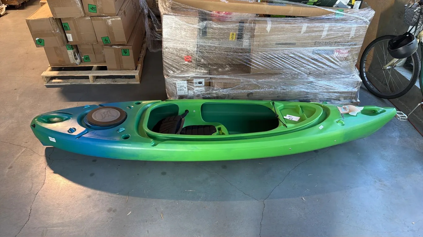 PERCEPTION FLASH 9.5 SIT-INSIDE RECREATIONAL FISHING KAYAK EARTH COLORWAY MOLDED ROD HOLDERS