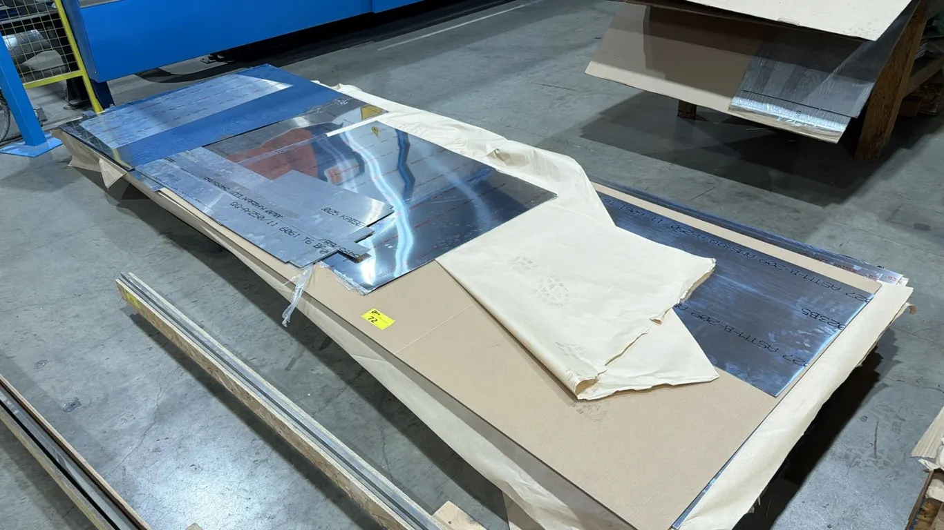 PALLET OF ASSORTED SIZE SHEETS OF ALUMINUM UP TO 12FT X 4FT