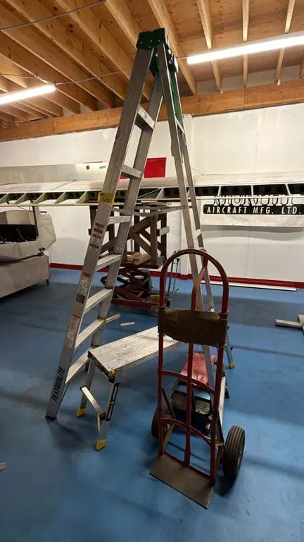 FEATHERLITE 8FT ALUMINUM STEP LADDER, 2FT ALUMINUM STEP BENCH, MECHANICS CHAIR & 2 WHEEL DOLLY