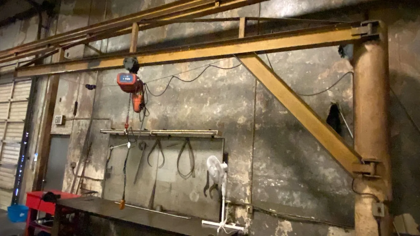 500LBS. CAPACITY JIB CRANE WITH 1 TON CAPACITY JET HOIST
