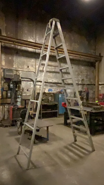 LOUISVILLE 300LBS. CAPACITY 12FT ALUMINIUM STEP LADDER