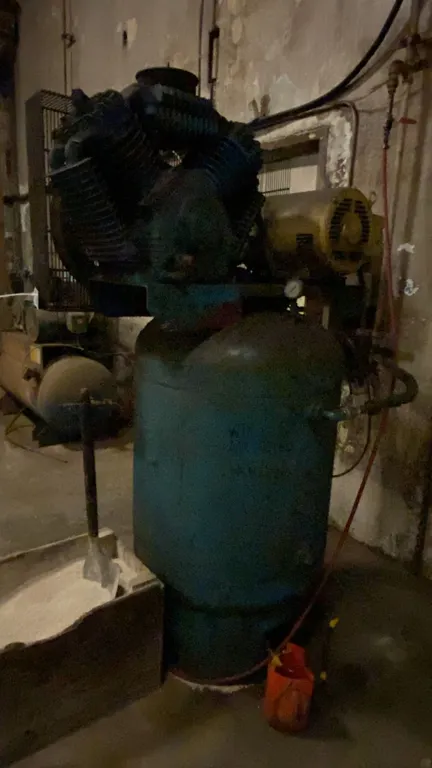 DEVILBISS MODEL 445 INDUSTRIAL VERTICAL SHOP AIR COMPRESSOR