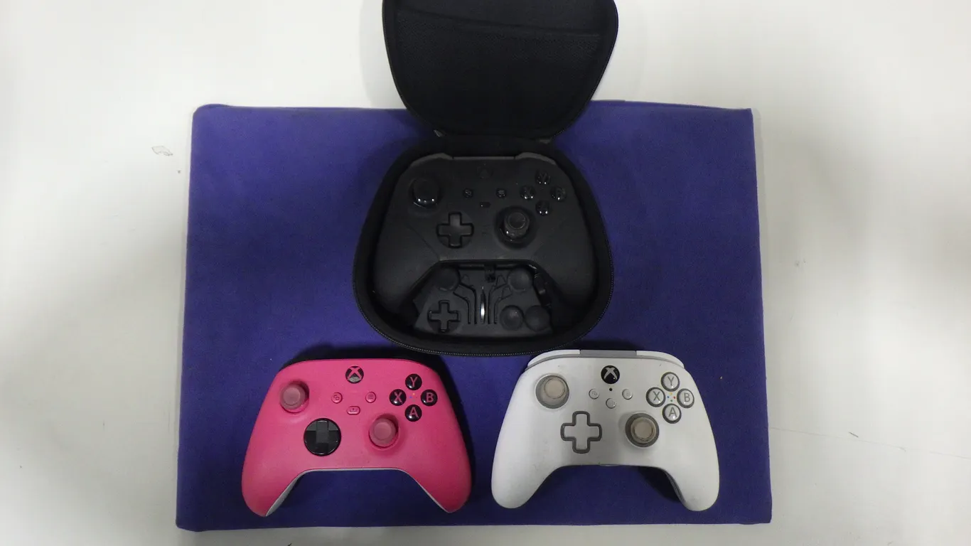 Lot of 3 XBOX controllers ***NOT TESTED***