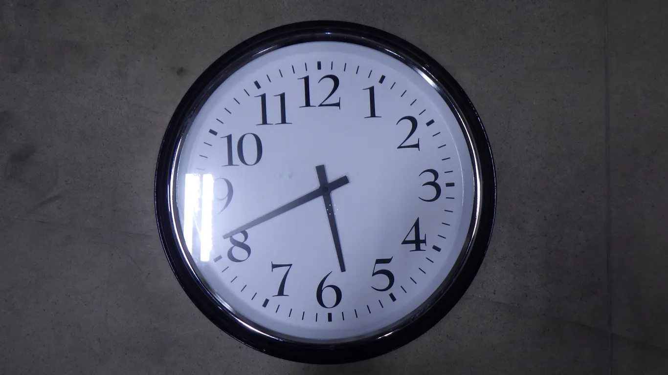 Clock 23"Diameter ***NOT TESTED***