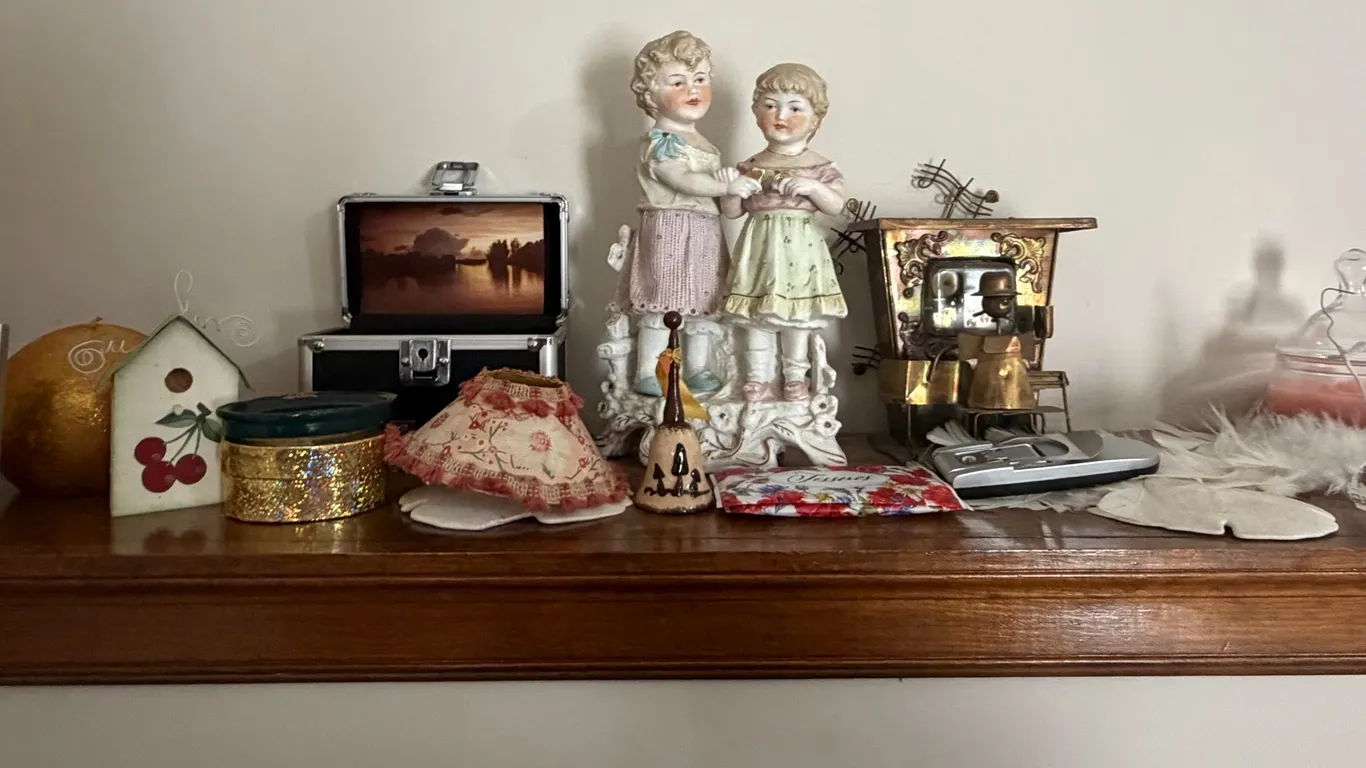 Figurines, Keepsake Boxes & Décor Lot