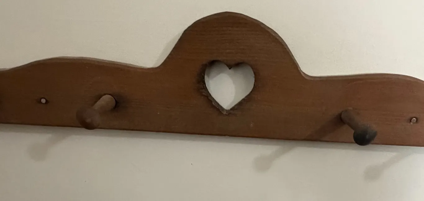 Wooden Heart Cutout Four-Peg Wall Rack