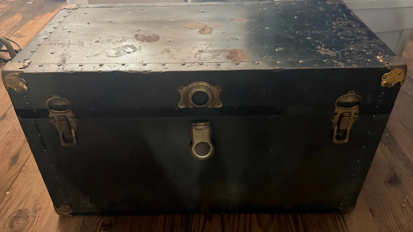 Vintage Steamer Trunk with Tray & Working Key