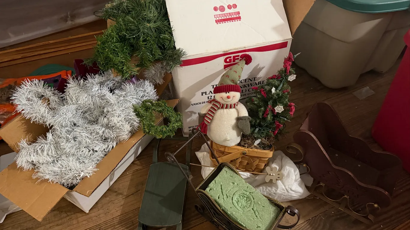 Christmas Décor, Sleighs & Garland Lot