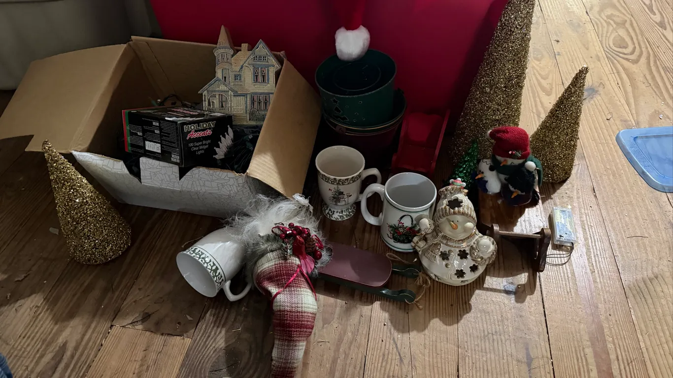 Christmas Décor, Gold Trees, Mugs & Lights Lot