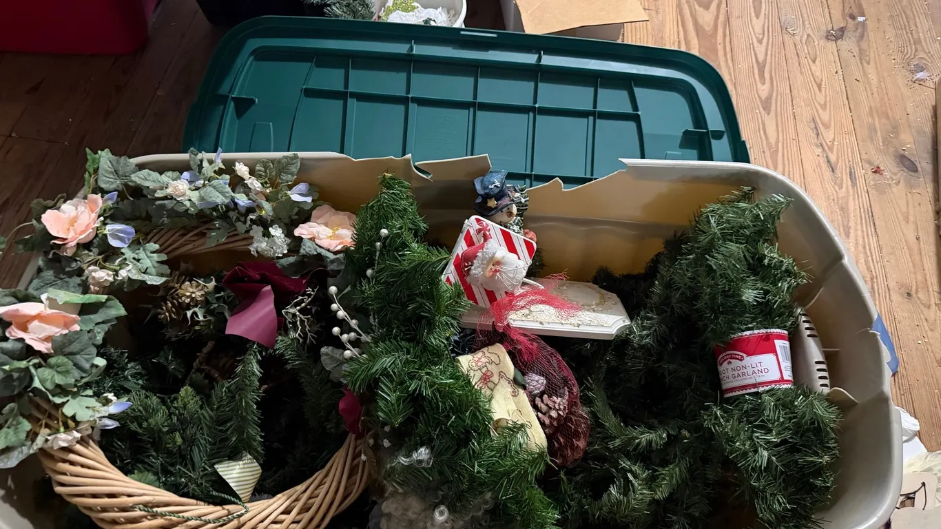 Holiday Décor, Wreaths & Garland Lot