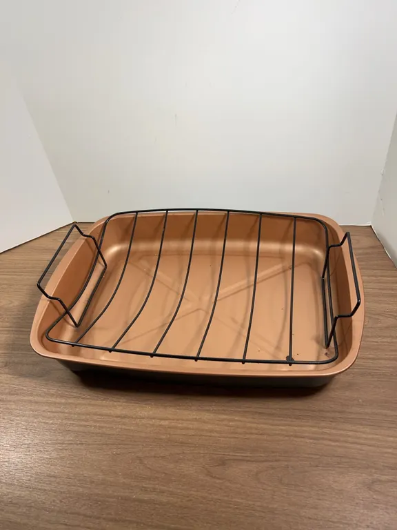 Copper-Colored Roasting Pan With Nonstick Rack
