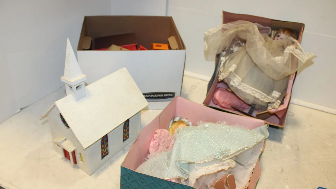 Madame Alexander Dolls & Model Buildings