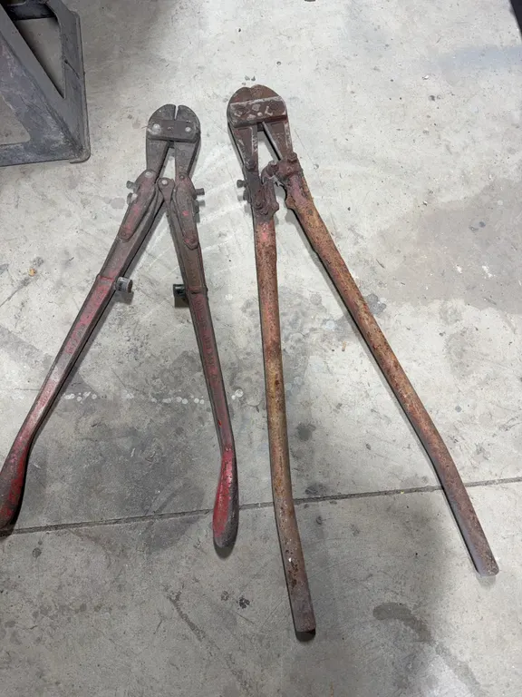 Bolt cutters