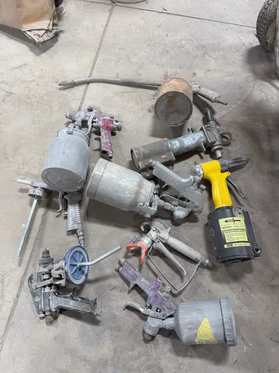 Lot of air gun paint sprayers