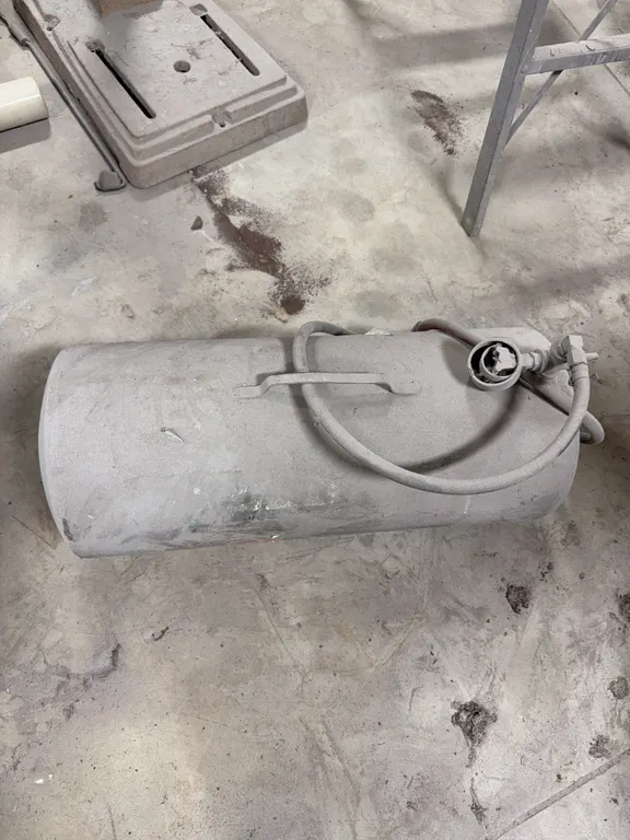 Small air reserve tank with hose