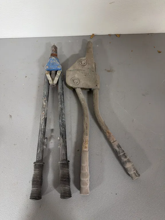 Pop rivet gun 