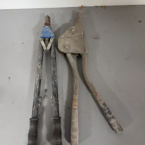 Pop rivet gun ￼