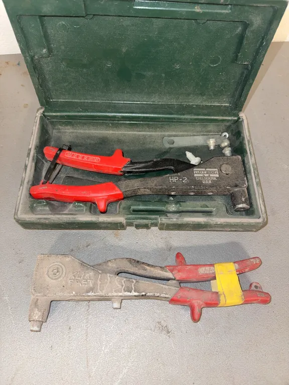Pop rivet gun