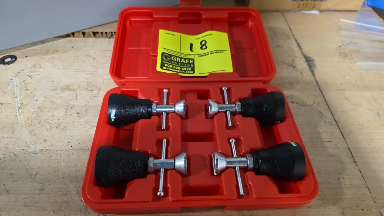 SPI 4-piece machinist jack set. Features (4) screw-style leveling jacks with swivel pads and tommy bar handles. Housed in a red blow-molded fitted sto