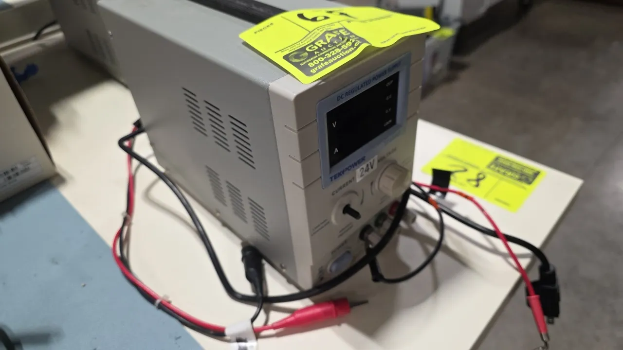 Tekpower TP3005T DC regulated power supply. Features dual digital display for voltage and current, rotary adjustment knobs, constant current (CC) and