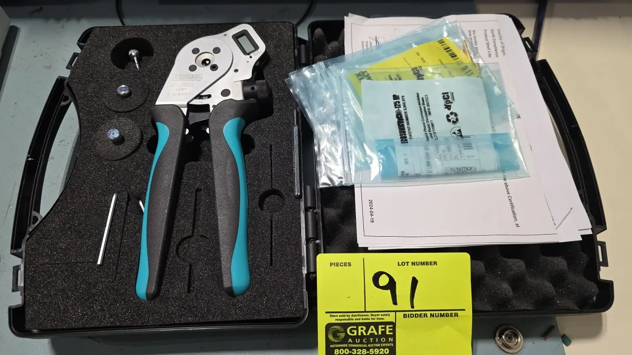 Phoenix Contact SF-Z0025 crimping pliers. Features integrated digital display, 0.14 mm² to 6 mm² crimping range, and ergonomic handles. Includes hard