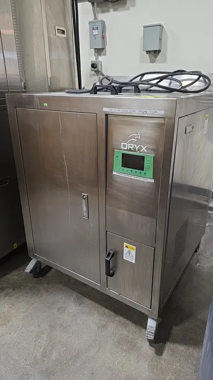 2019 ORYX M&Y_SBUC_1 single bath ultrasonic cleaner. Features stainless steel construction, digital control panel, top cover lid, and interior wire me