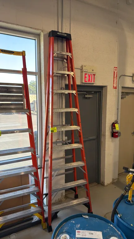 Werner NXT1A10 10' fiberglass step ladder. Features non-conductive fiberglass side rails, aluminum steps, molded tool top, and slip-resistant feet. Ty