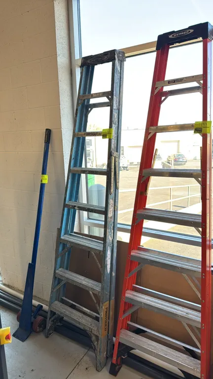 Werner 8' fiberglass step ladder. Features blue non-conductive fiberglass rails, aluminum steps, and molded tool top cap.