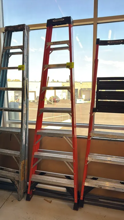Werner NXT1A08 8' fiberglass step ladder. Features non-conductive orange fiberglass side rails, slip-resistant aluminum steps, molded tool top, and he