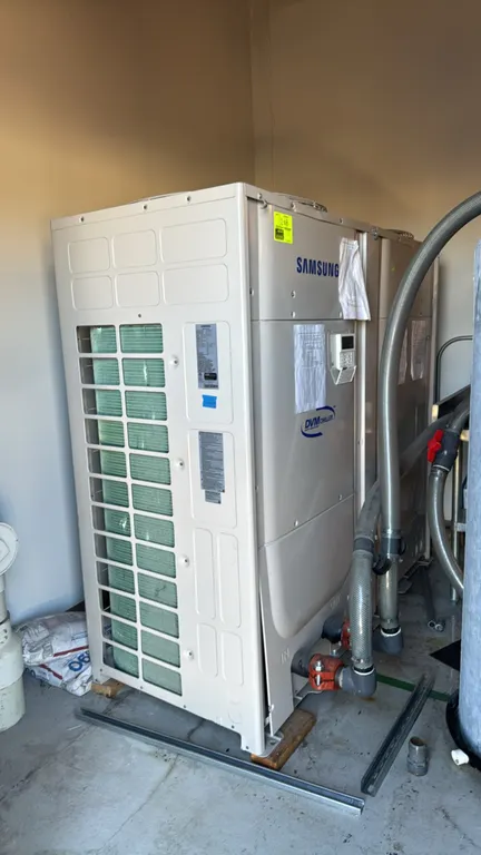 2021 Samsung AG015KSVAJH DVM Chiller. Features 168,000 BTU/hr cooling capacity, 171,000 BTU/hr heating capacity, dual fans, dual compressors, integrat