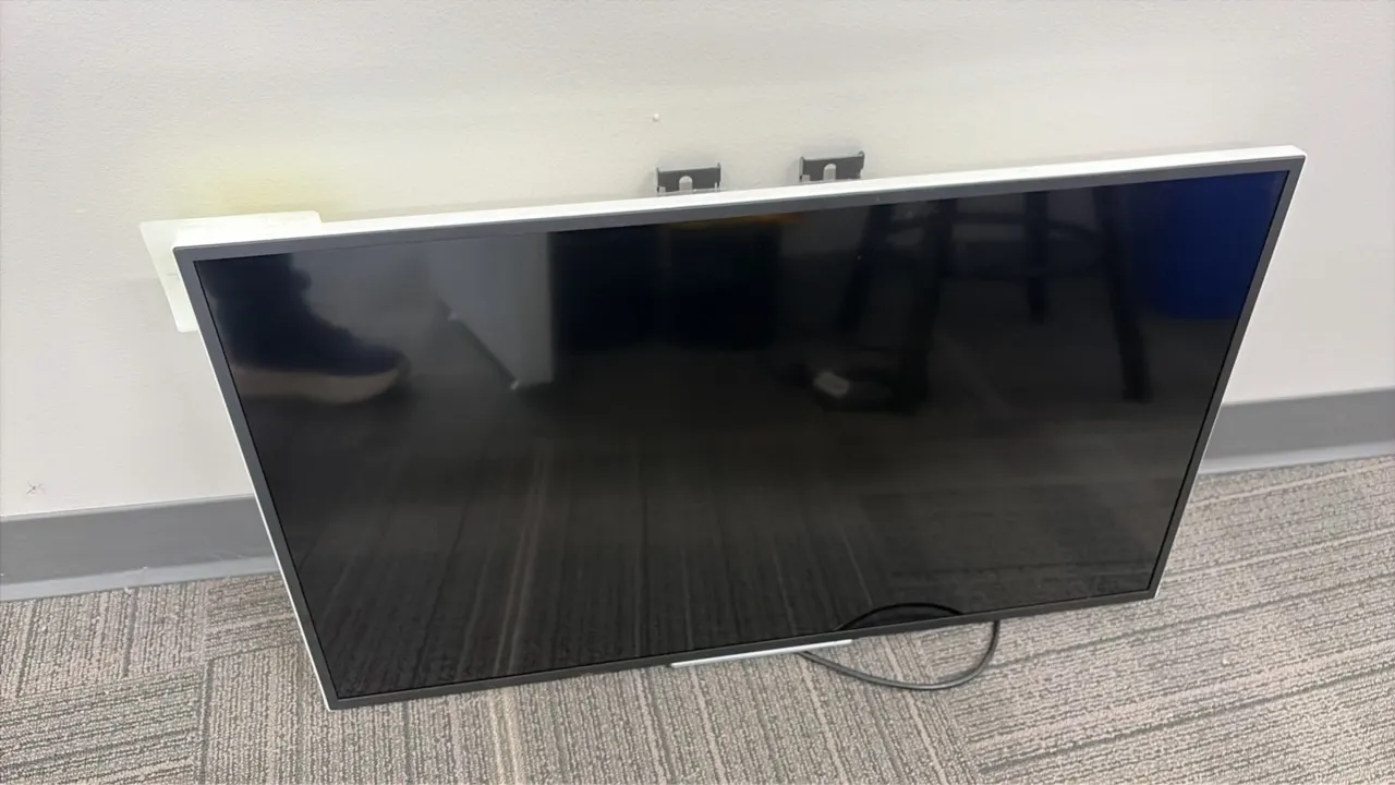 2017 Acer ER320HQ widx 32" LCD monitor. Features white casing, HDMI and DVI-D inputs, and attached wall mount bracket. S/N: MMT5BAA001715013592420. El