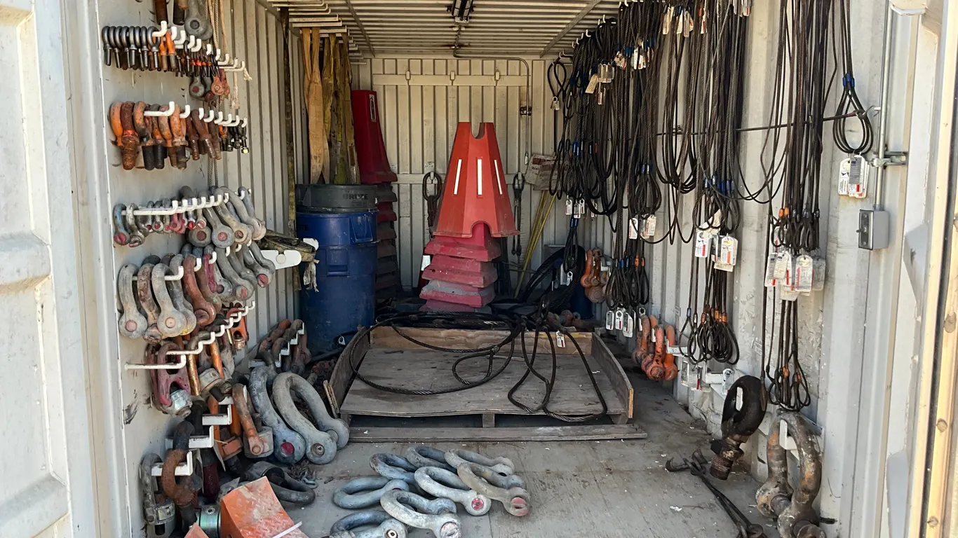RIGGING OUTFITTED CONTAINER WITH CONTENTS