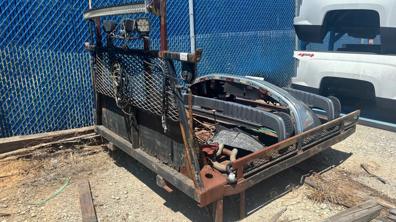 FLATBED BODY WITH BUMPERS
