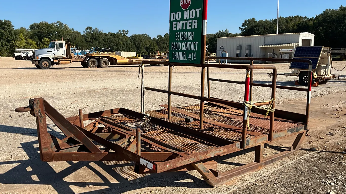 PORTABLE PLATFORM WITH SIGNAGE