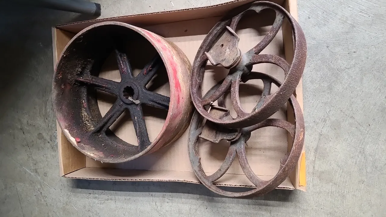 ANTIQUE CAST IRON HEART-SPOKE WHEEL / PULLEY