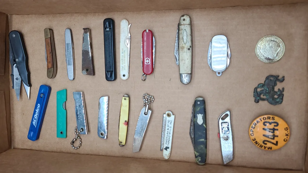 VARIOUS POCKET KNIVES