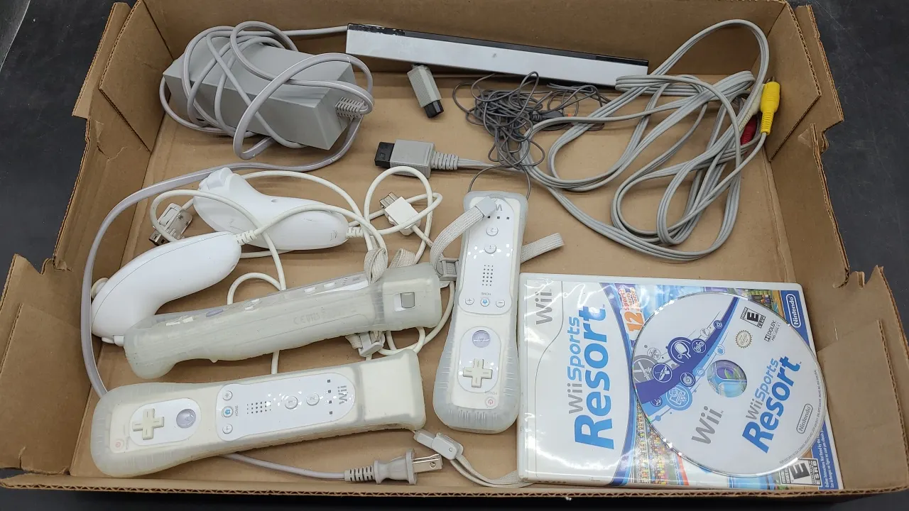 Wii GAME CONTROLLERS, CORDS & Wii SPORTS RESORT GAME